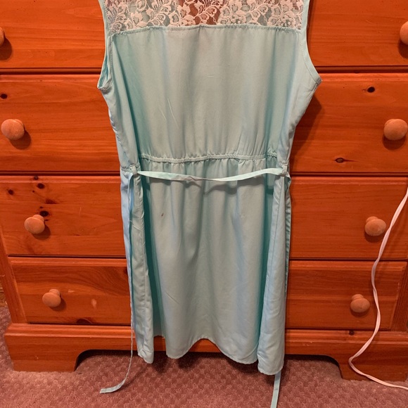 🔥3/$20 Collared Lace Dress - Picture 2 of 5